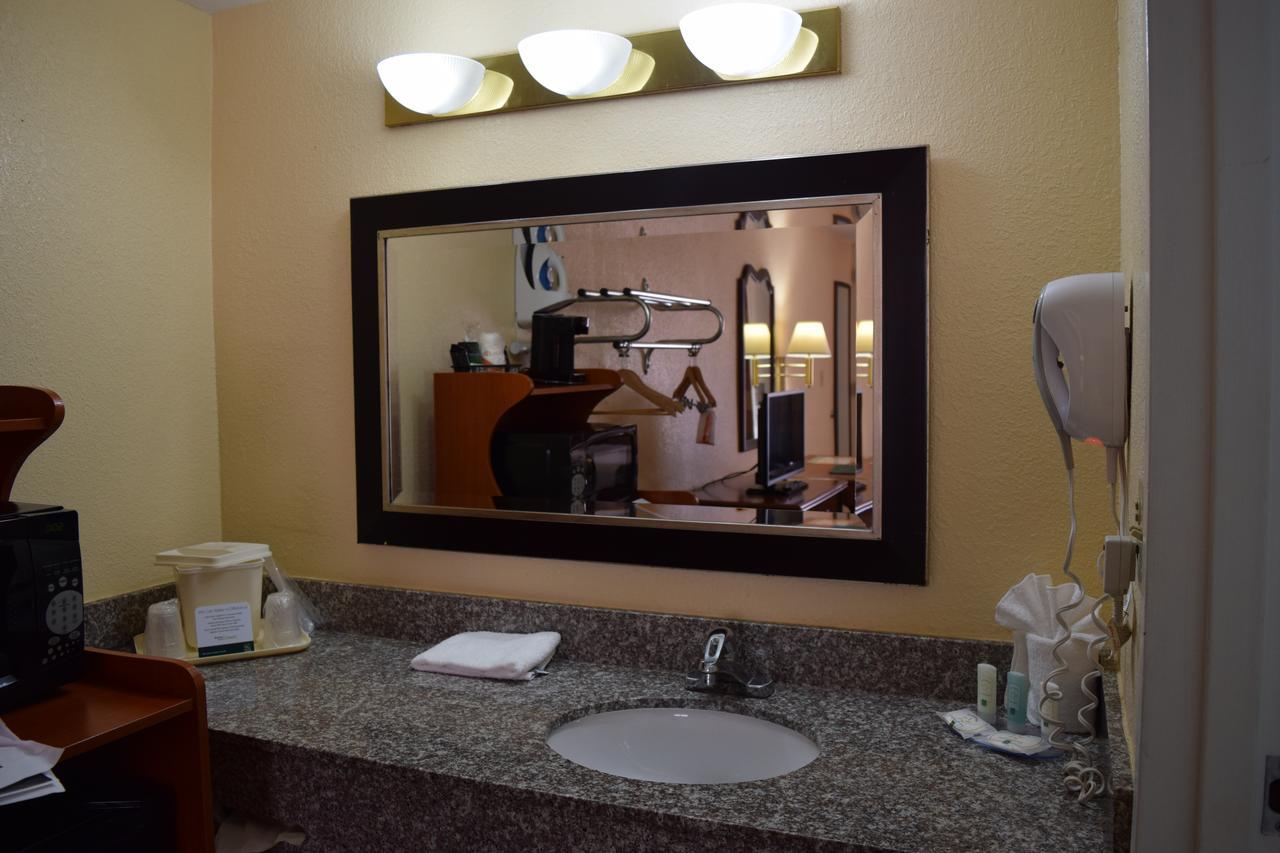 ניו פורט ריצ'י Quality Inn & Suites Conference Center חדר תמונה